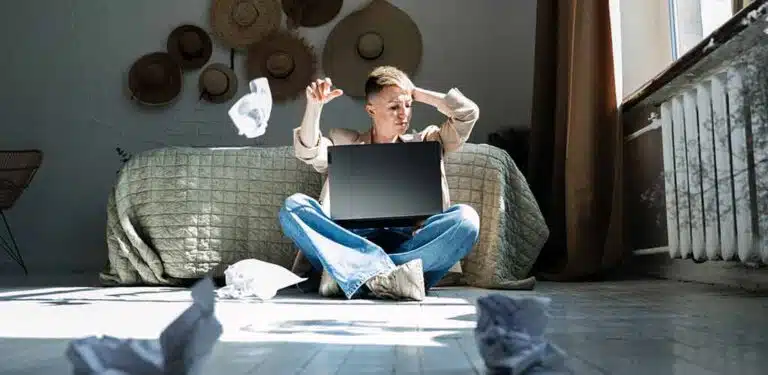 Woman try to write content